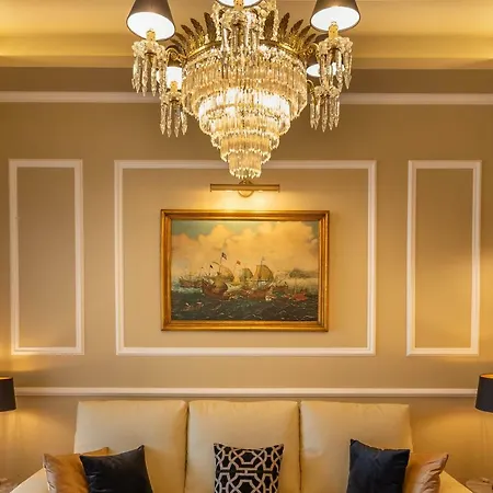 Style And Comfort In Downtown Apartment *